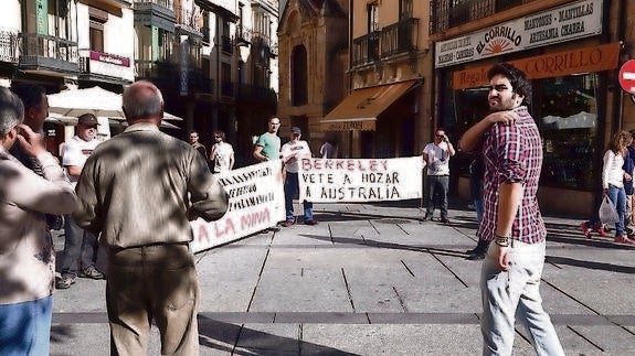 Concentración de la plataforma en la Plaza del Corrillo. 