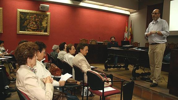 Un grupo de alumnos escucha al director del programa, Javier Ignacio García González, en la presentación del curso. 