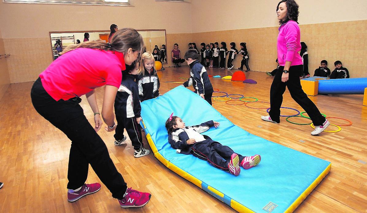 Los alumnos de segundo de Infantil, en las actividades de motricidad.