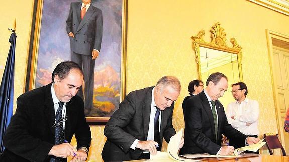 Un momento de la firma del convenio de colaboración en el salón de recepciones del Ayuntamiento.