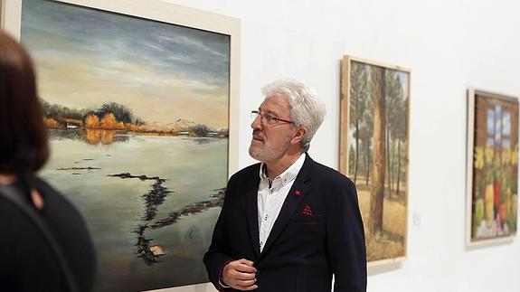 Miguel Angel Soria mira su obra expuesta en la sala del Calderón.