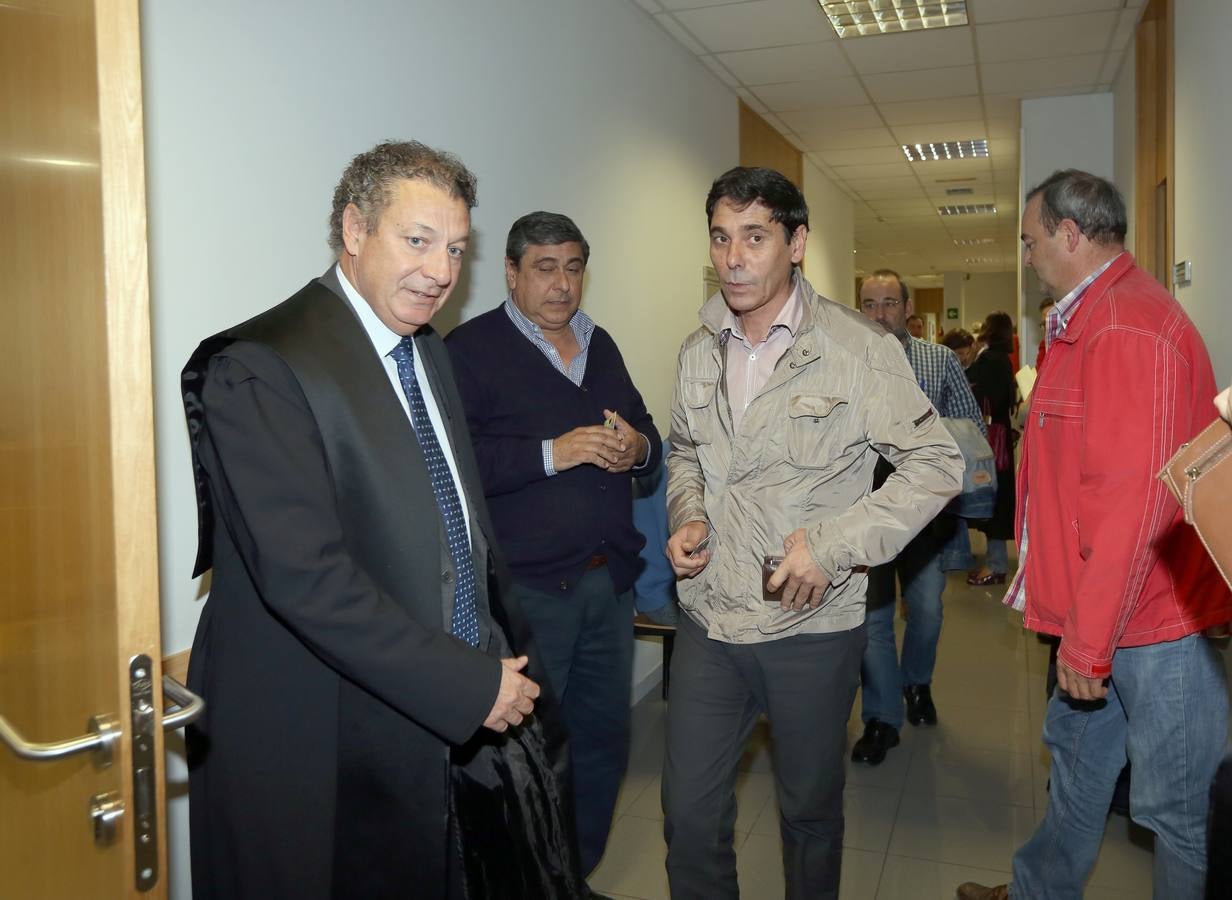 Lino Rodríguez (c), con su letrado, Ramón Vázquez (i), antes de entrar en la vista. 