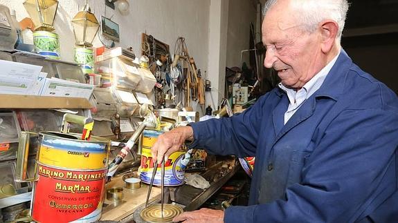 Manuel Simón, en su taller de la calle Villanueva.