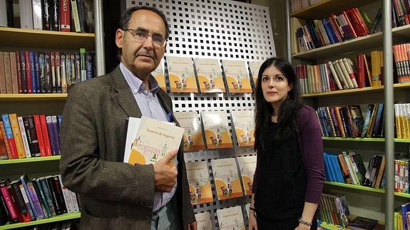 Ignacio Sanz y María Albarrán, con el libro 'Tesoros de Segovia'. 