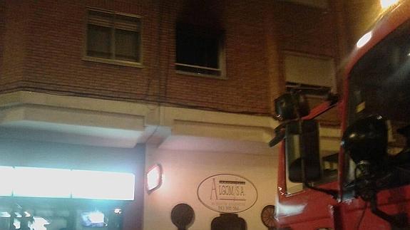 En la aprte superior, una de las ventanas del inmueble en el que se produjo el incendio. 