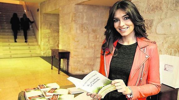 La periodista Marta Fernández posa en el hall del Liceo con un ejemplar de su novela. 