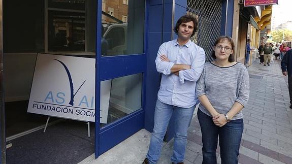 Jacobo solano y Ruth, de la ONG Asvai, a las puertas del nuevo local en Vadillod. 
