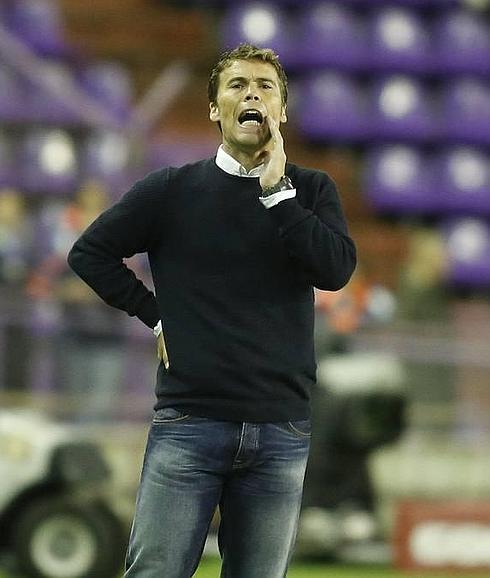 Joan Francesc Ferrer 'Rubi', hace indicaciones a los jugadores en un partido en Zorrilla.