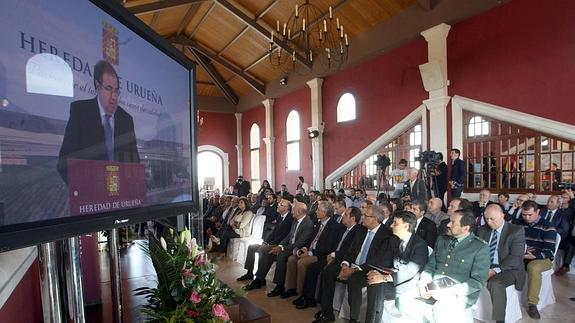 Los asistentes atienden al discurso de Herrera.