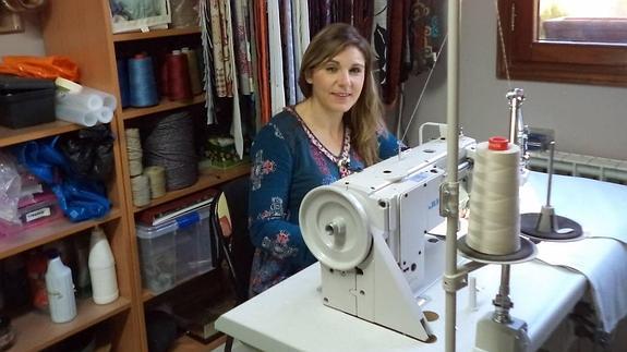 Irene Pisonero en su taller de restauración de Villalón