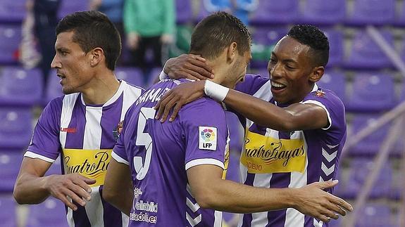 Rueda, Samuel y Mojica celebran el primer gol del Real Valladolid.