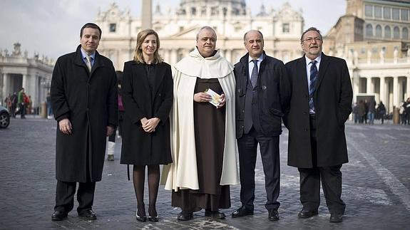 José Ramón Alonso, Alicia García, el Padre Emilio, Miguel Ángel García Nieto y José Luis Vera, el pasado febrero en una visita al Vaticano. 