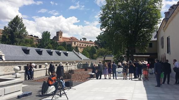 Cien parejas escogen cada año sedes municipales para celebrar su boda civil