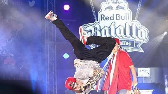 El rapero Invert realiza una acrobacia durante su actuación.