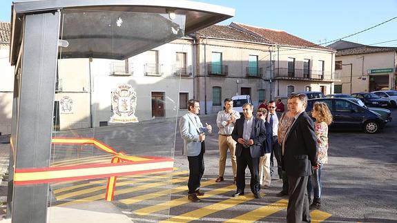 El presidente de la Diputación, Francisco Vázquez (derecha) observa la marquesina de autobús. 