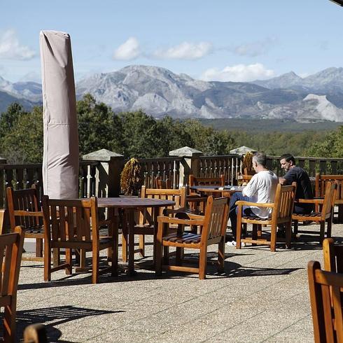 Terraza del Parador de Cervera a mediados del pasado mes. 