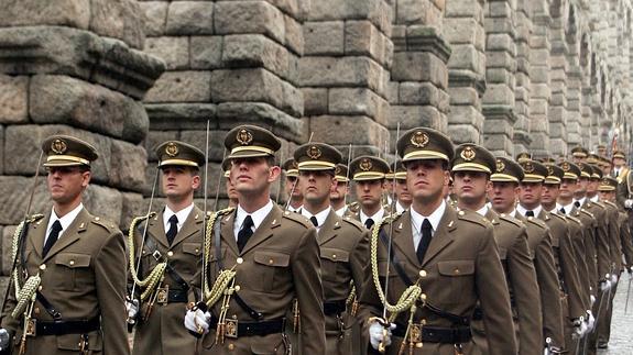 Alumnos de la Academia de Artillería se dirigen hacia la Plaza Mayor con motivo de la festividad de la patrona, Santa Bárbara. 