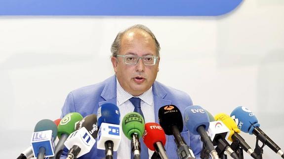 El presidente en funciones del Partido Popular de León, Eduardo Fernández, informa en rueda de prensa de las últimas actuaciones del partido en referencia a Marcos Martínez.