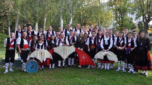 Los danzantes de Fuentepelayo que se desplazaron a Madrid. 