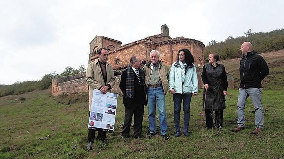 Jesús Castillo, Jose Luis Calvo y Luis Domingo González, primeros por la izquierda, en su visita de ayer a Villanueva de la Torre..