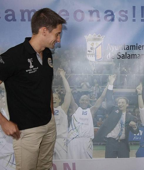 Miranda observa sui imagen en la foto de Würzburg que recuerda el título de la Euroliga de 2011. 