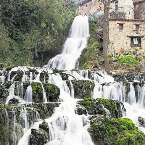 Espectacular cascada del río que atraviesa Orbaneja del Castillo.