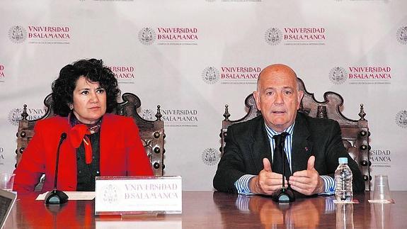 María Ángeles Serrano y Manuel Alcántara detallaron los proyectos académicos de Flacso. 