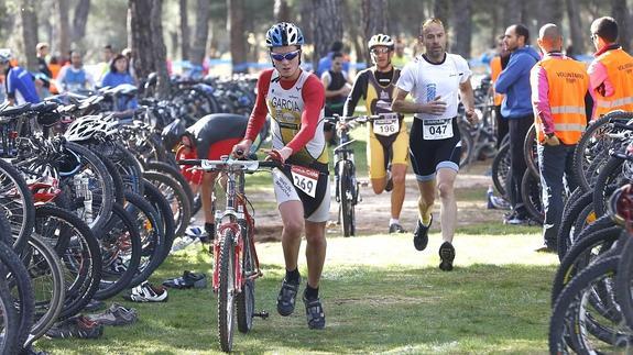 Un momento del tránsito en el duatlon del año pasado. 