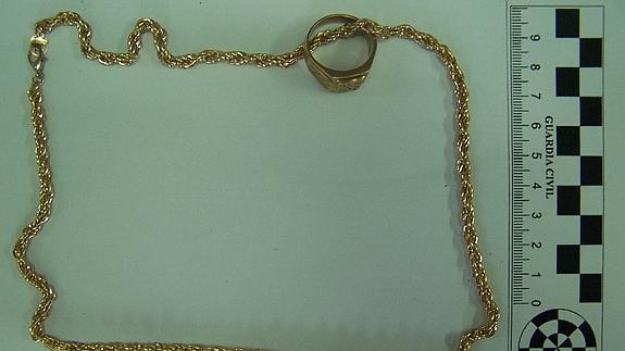 Pieza de bisutería intervenida a los presuntos autores de hurtos a personas mayores. 