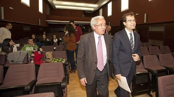 Juan Carlos Aparicio y el profesor de la UCAV, Álvaro Mendo. 