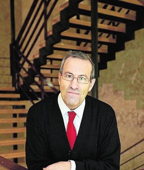 El presidente de la Fundación Bases posa en las escaleras de la Facultad de Economía.