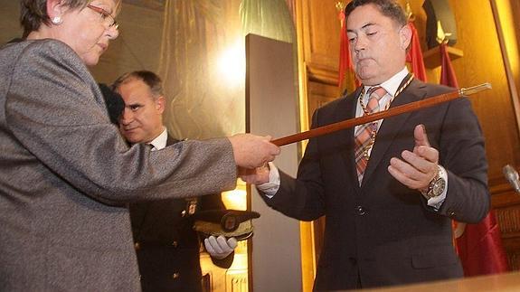 Martínez Barazón recibe el bastón de mando de la Diputación tras el asesinato de Carrasco.