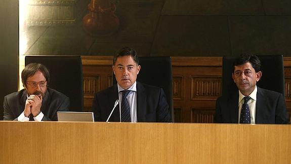 Marcos Martínez, junto a dos miembros de su equipo, durante un pleno.