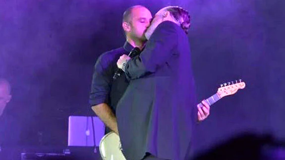 Bosé besando a su guitarrista
