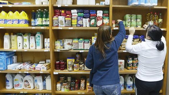 Dos mujeres, en la tienda de Entrevecinos.