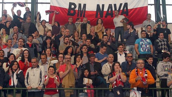 Los aficionados del Viveros Herol Nava aplauden durante un partido en el polideportivo navero. 