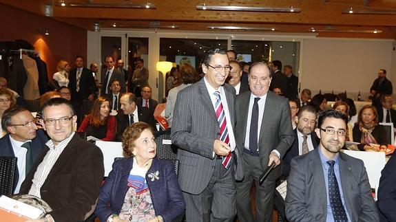 Juan Carlos de Margarida y el consejero de Economía, Tomás Villanueva, a su entrada en el acto de presentación de la aplicación.