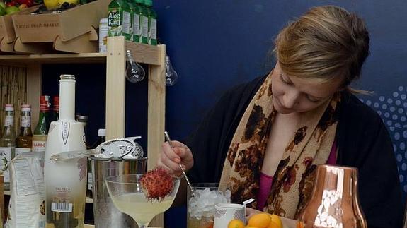 Una participante en Fibar prepara un cóctel 