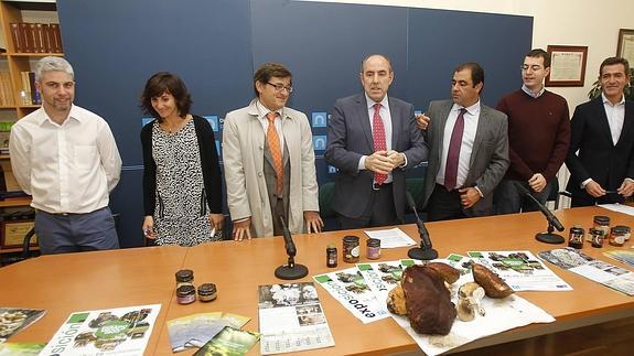 El presidente de la Diputación, en el centro, con representantes de las empresasy entidades participantes.