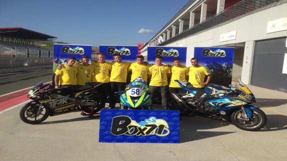 Alumnos del IES Adaja junto a las motos del equipo BOX71