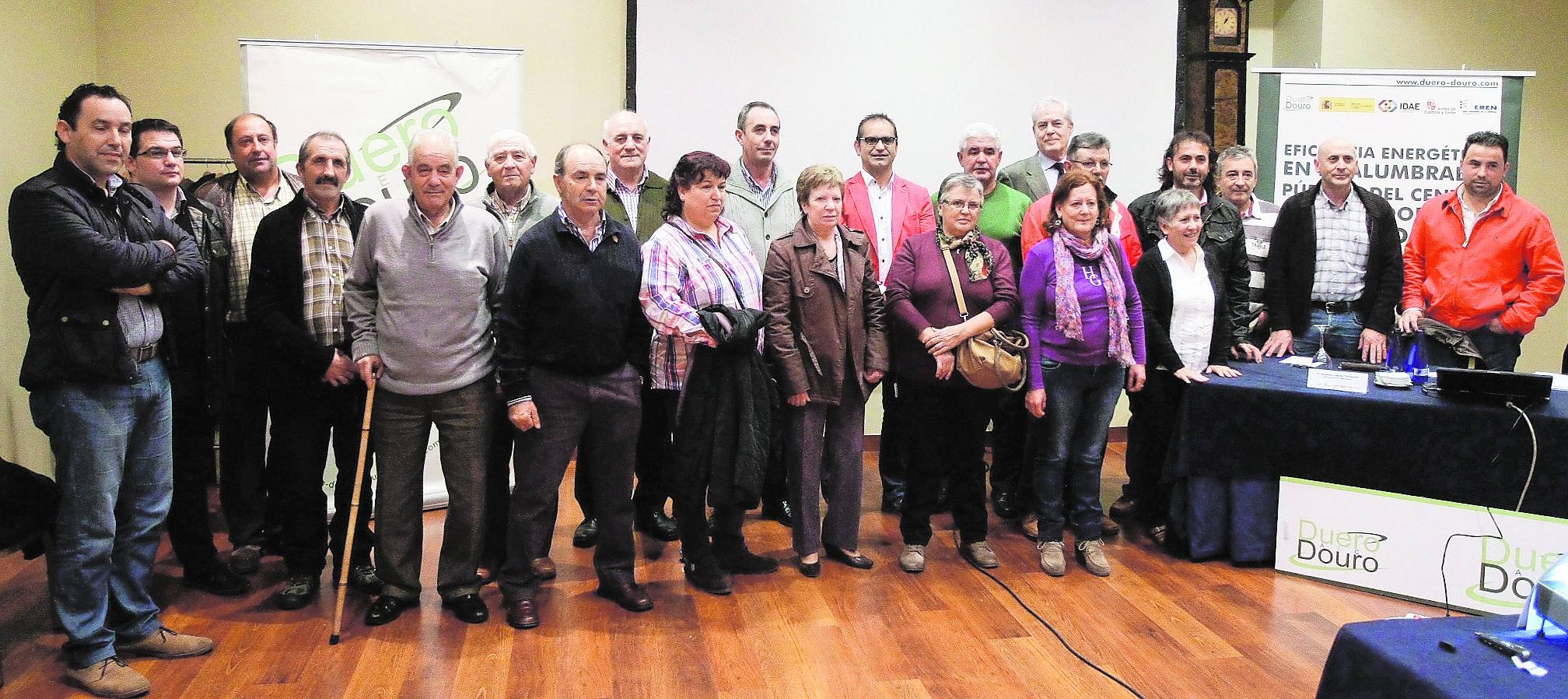 Representantes de los municipios que han participado en el proyecto junto a José Luis Pascual, Ángel Sánchez Vera y Bernardo Casado. 