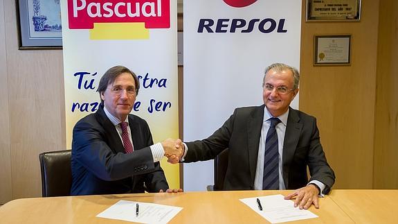 El presidente de Calidad Pascual, Tomás Pascual, y el director ejecutivo del Área Comercial de GLP de Repsol, Ignacio Egea..