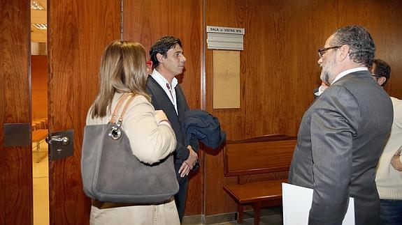 Lino Rodríguez y su esposa, Ana de la Fuente, con su abogado, a la salida de la sala de vistas donde se les tomó declaración como imputados en el caso Asaja. 