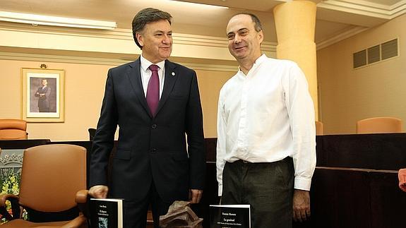 El poeta soriano Fermín Herrero Redondo (derecha), ganador sel XIV Premio de Poesía Jaime Gil de Biedma, junto al presidente de la Diputación, Francisco Vázquez. 