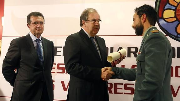 El presidente de la Junta, Juan Vicente Herrera, entrega el IX Premio Diario de León al Desarrollo Social y los Valores Humanos al Greim de Sabero. Recoge el premio el jefe del Greim, Enrique Ferrero. 