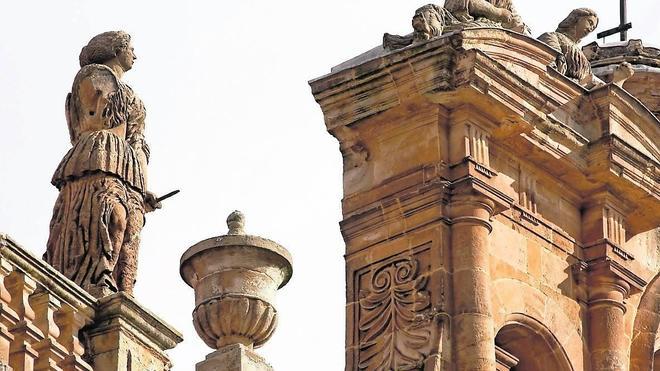 La estatua que se quedó manca tras un temporal de lluvia y viento. 