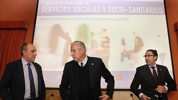 El presidente de Cáritas España, Rafael del Río, en el centro, este viernes, con el presidente de la Diputación, José María Hernández, y el alcalde, Alfonso Polanco. 