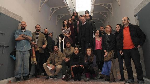 Artistas de la primera exposición del proyecto 'Galerías', con la alcaldesa Clara Luquero en La Cárcel. 
