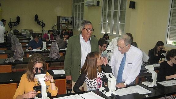 Los profesores Cuevas (i) y Pastor revisan el trabajo al microscopio de los alumnos, ayer, en Sevilla.