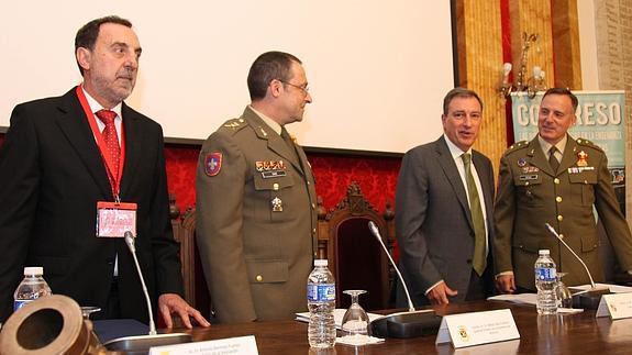 El consejero de Educación, Juan José Mateos (2D), junto con el director de la Academia de Artillería, el general Alfredo Sanz y Calabria (2I), inauguran el congreso 'Las nuevas metodologías en la enseñanza y el aprendizaje de las matemáticas'.